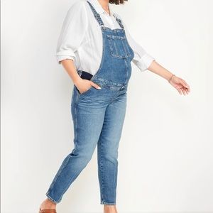 Old Navy Maternity Side-Panel O.G. Straight Jean Overalls in size 8 short